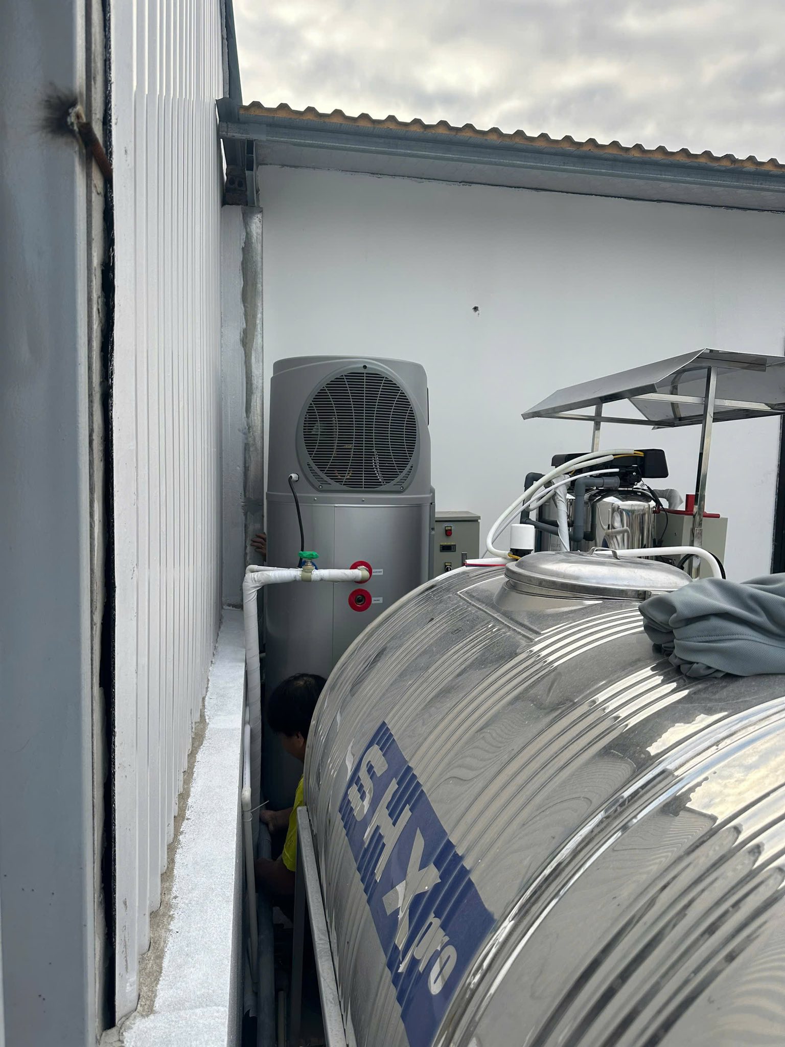 lap-dat-dan-may-nuoc-nong-heat-pump-rheem-cho-can-ho-cao-tang