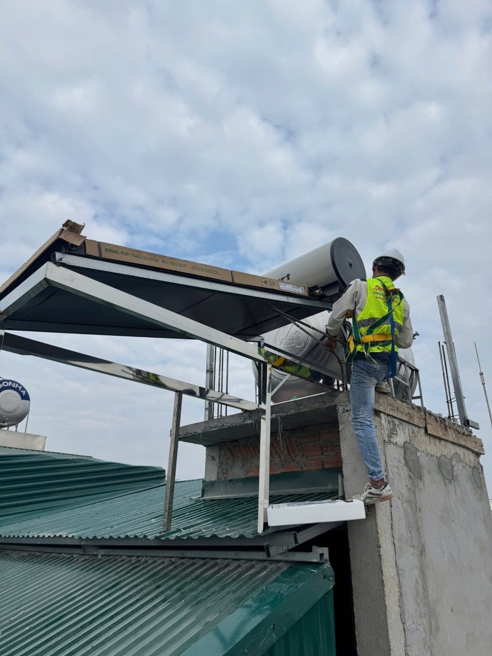 may-nuoc-nong-heat-pump-giai-quyet-bai-toan-can-ho-cao-tang-tai-me-linh-ra-sao