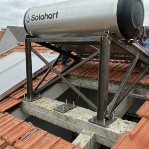 Giải mã tải trọng mái nhà: Bồn chứa Heat Pump Solahart 300L khi đầy nước sẽ nặng bao nhiêu? Hướng dẫn kỹ thuật gia cố an toàn tuyệt đối cho mái ngói và mái tôn c